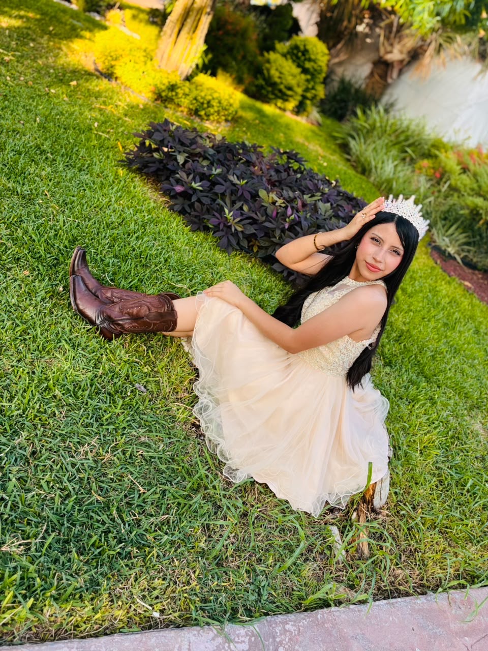 Angie Noemy en el jardín