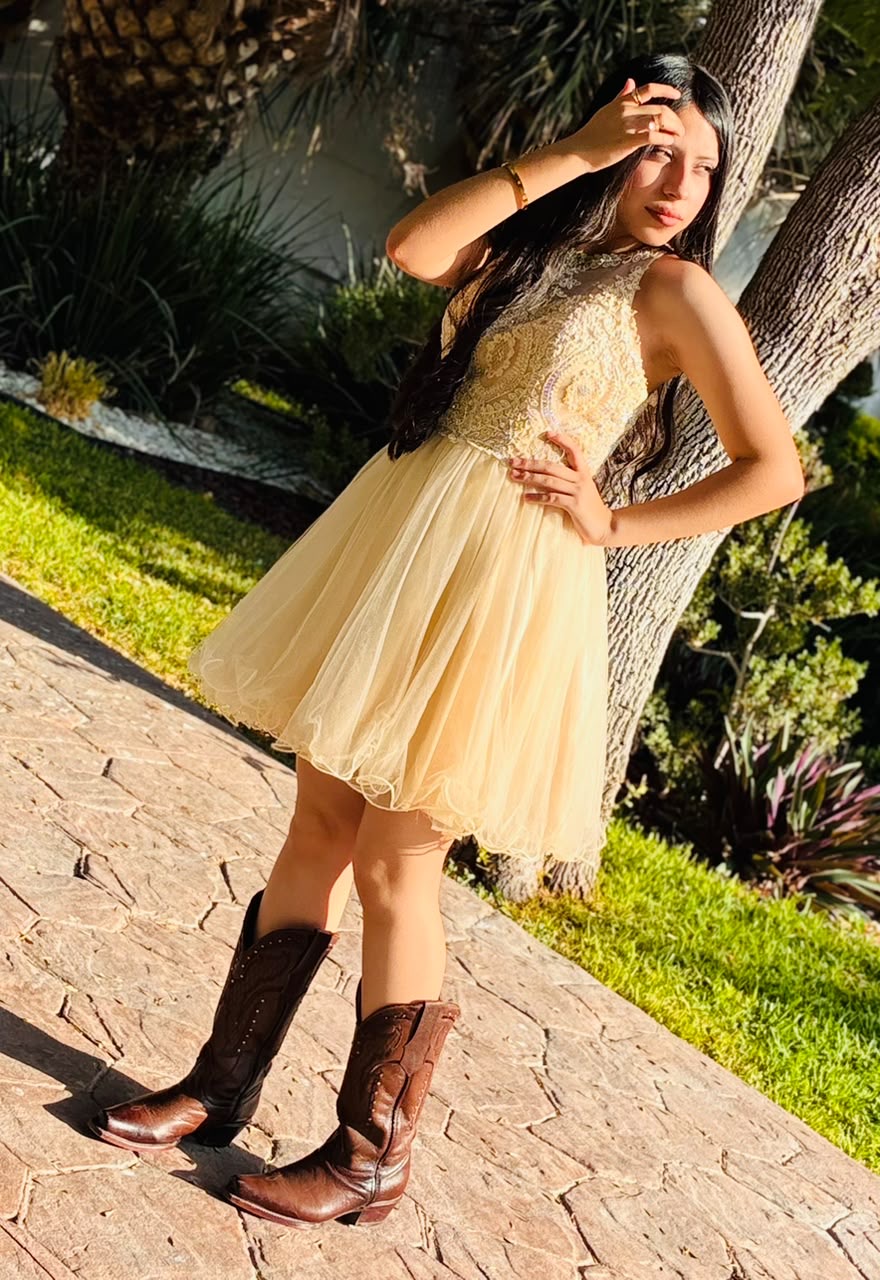 Angie Noemy con vestido claro